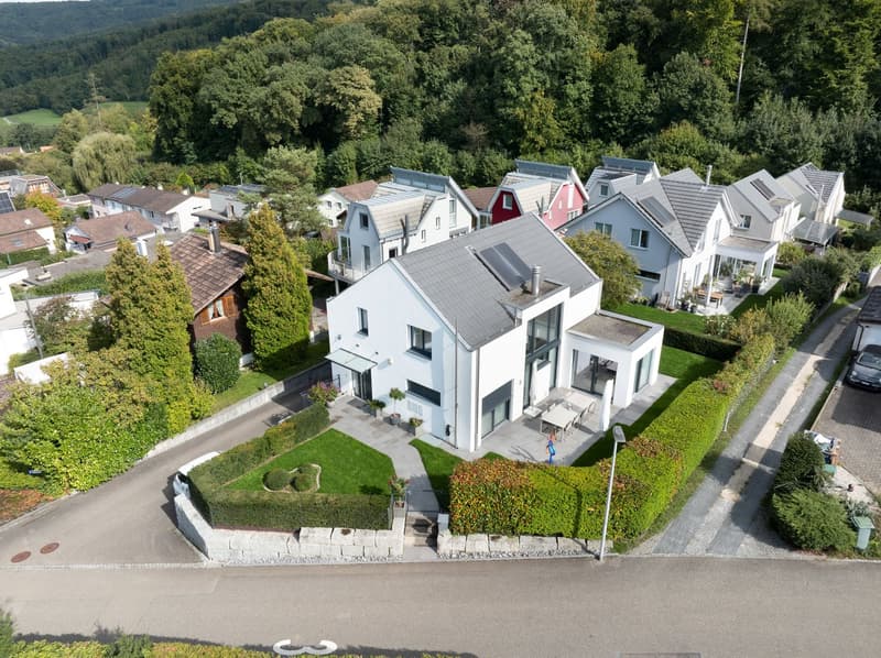 Freistehendes Einfamilienhaus mit Garten und Doppelgarage (1)