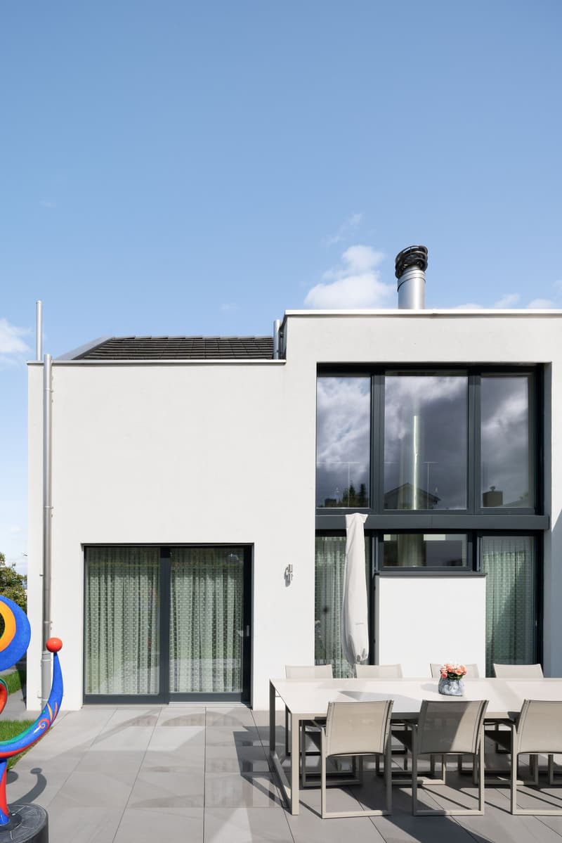 Freistehendes Einfamilienhaus mit Garten und Doppelgarage (4)