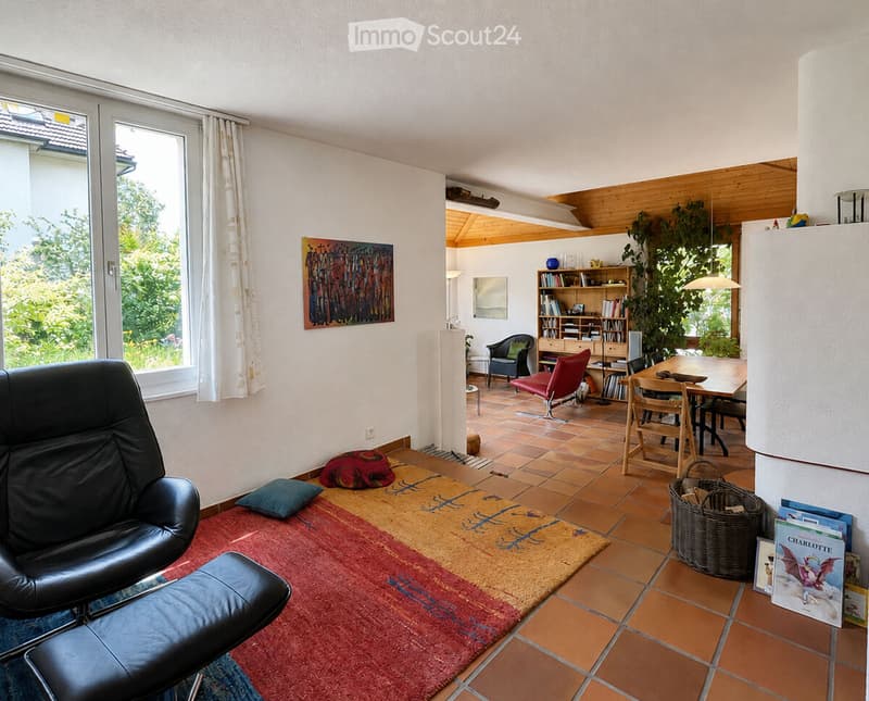 Wohn- und Esszimmer mit Cheminée im Erdgeschoss