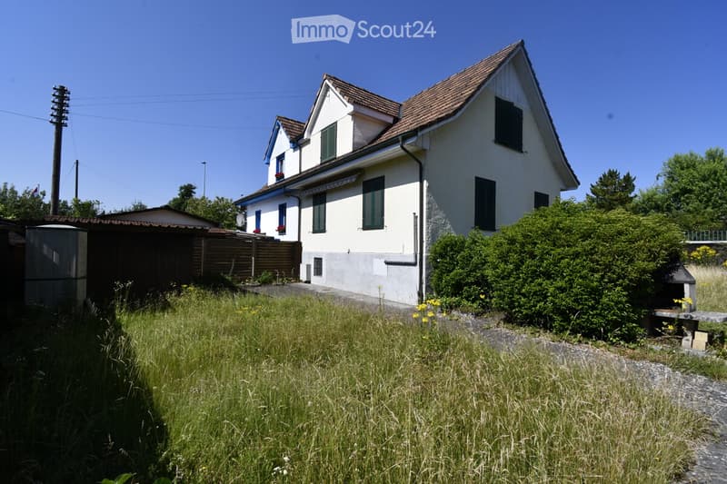 Casa unifamiliare di 4,5 locali adiacente su un lato con area circostante (3)