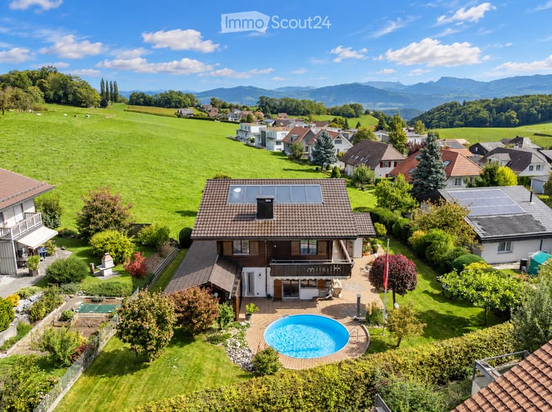 Generiertes Bild_ Chalet mit Pool vor Alpenpanorama