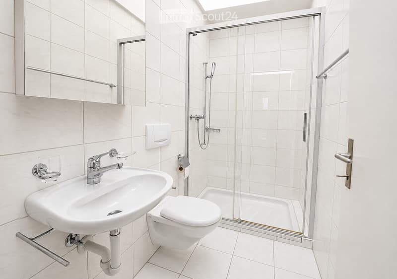 Badezimmer mit Dusche