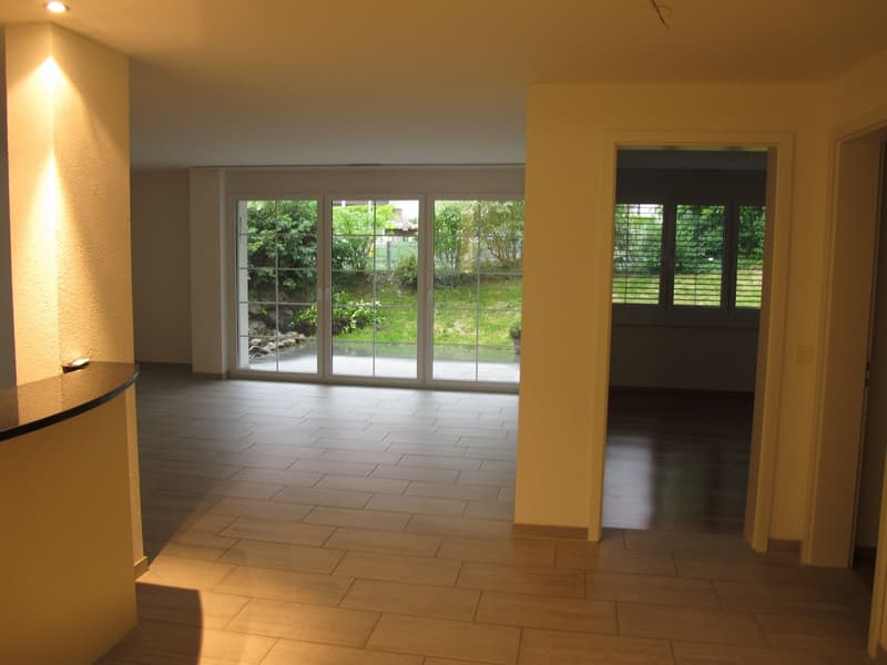 Wohnzimmer mit Blick in den Garten