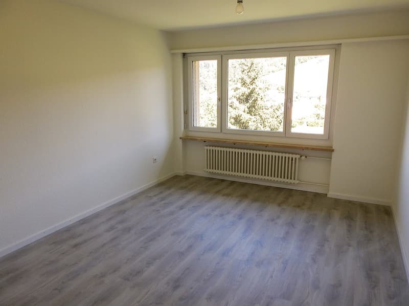 helles, grosses Zimmer mit Laminat
