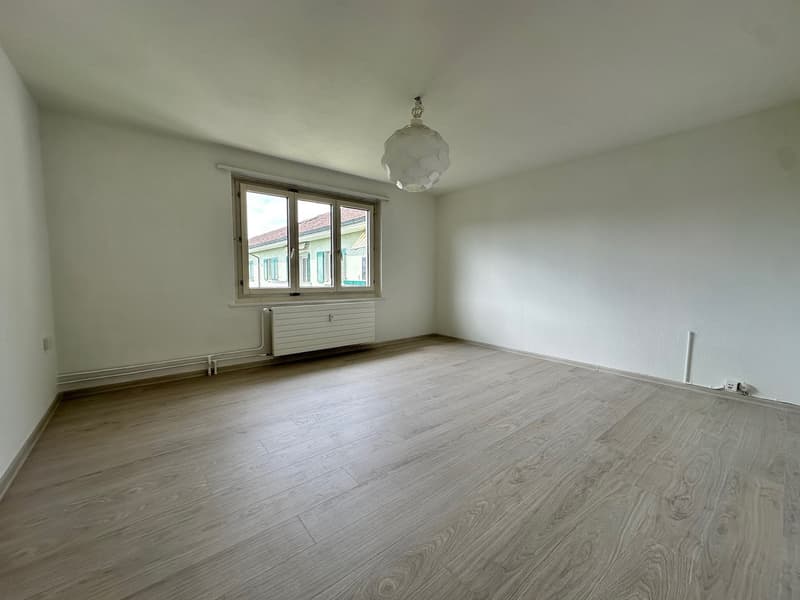Spacious 4-room apartment with balcony in central location (renovated in 2025) (4)
