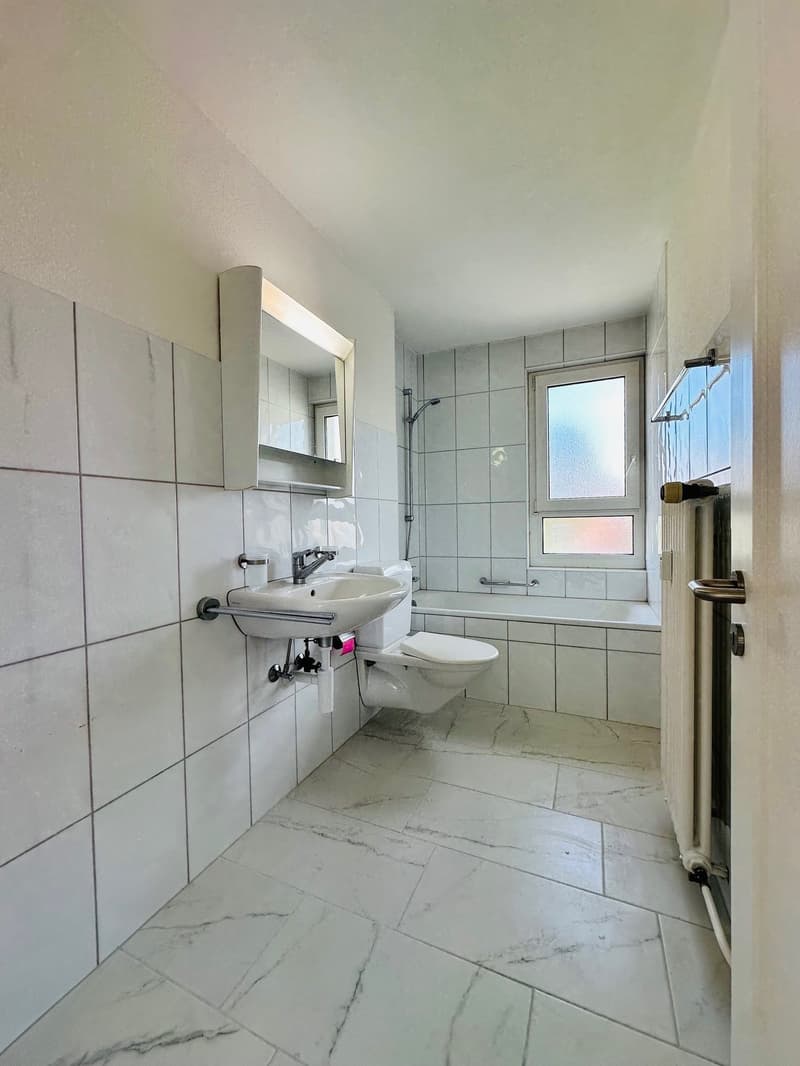 Spacious 4-room apartment with balcony in central location (renovated in 2025) (7)
