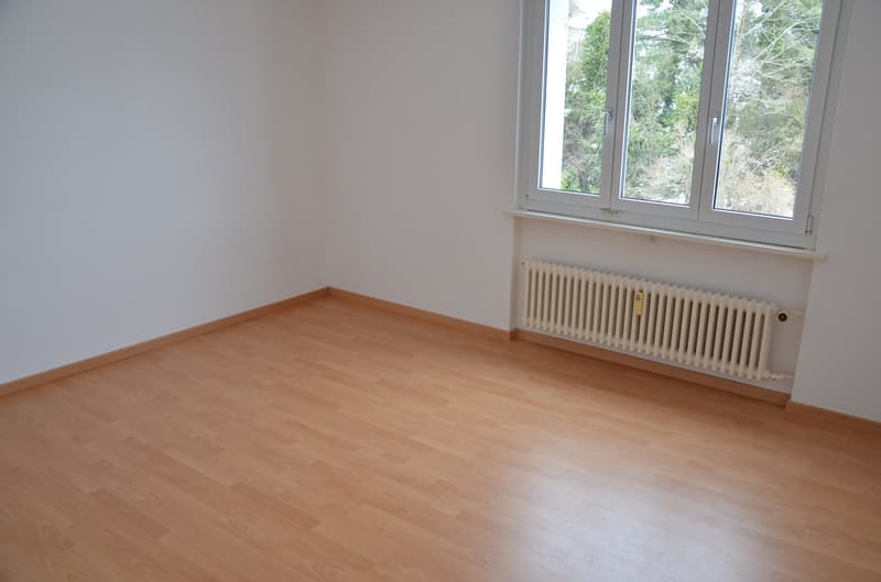 helles grosszügiges Zimmer mit Laminat