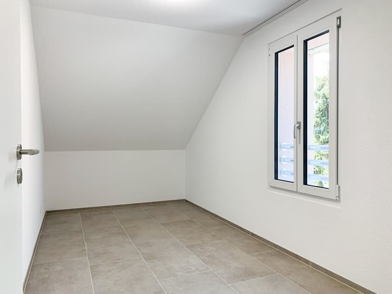Zimmer mit keramischen Bodenplatten