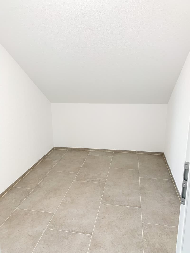 Zimmer mit keramischen Bodenplatten