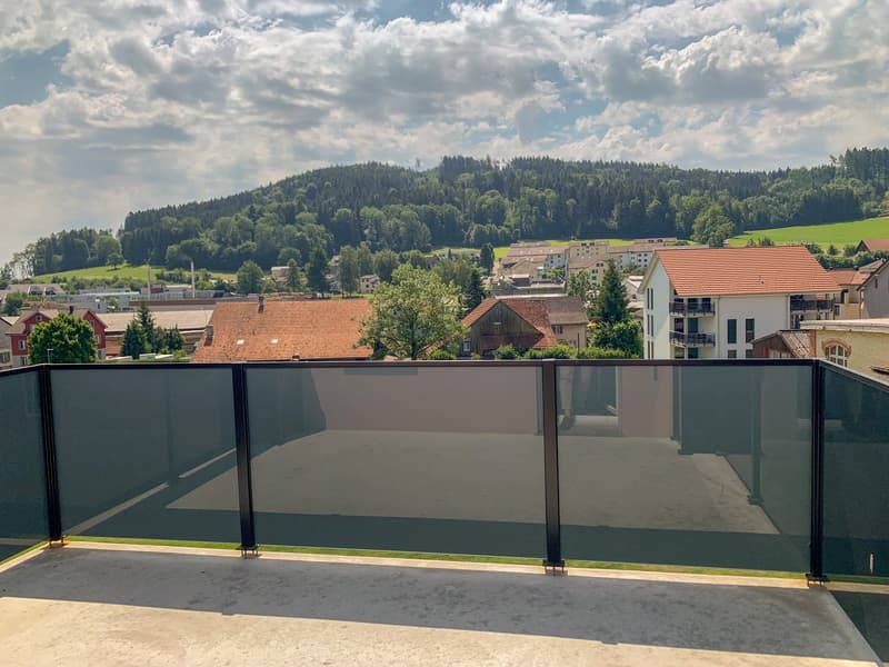 grosser sonniger Balkon mit herrlicher Weitsicht