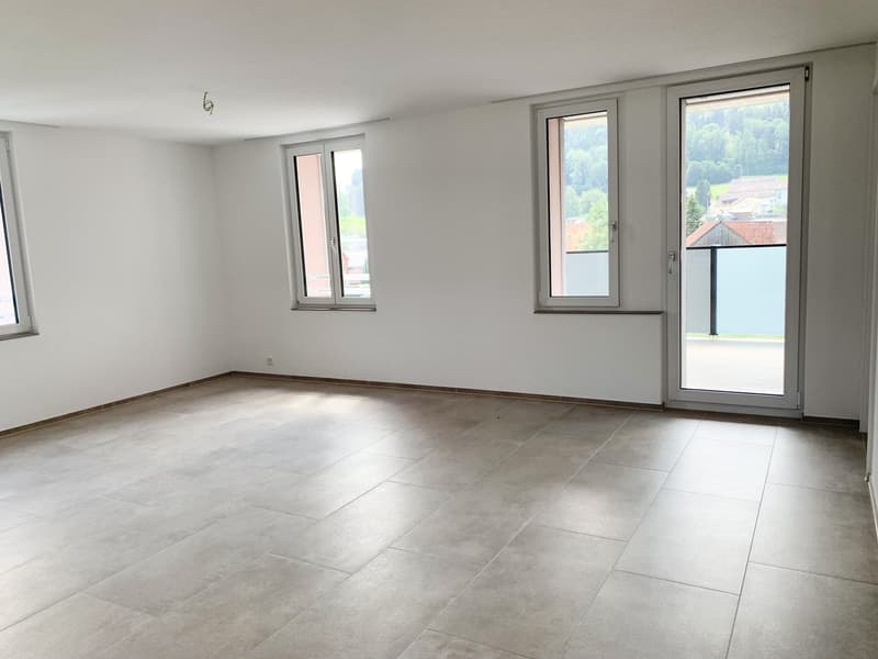 helles, grosszügiges Wohnzimmer keramischen Bodenplatten (Musterbild)