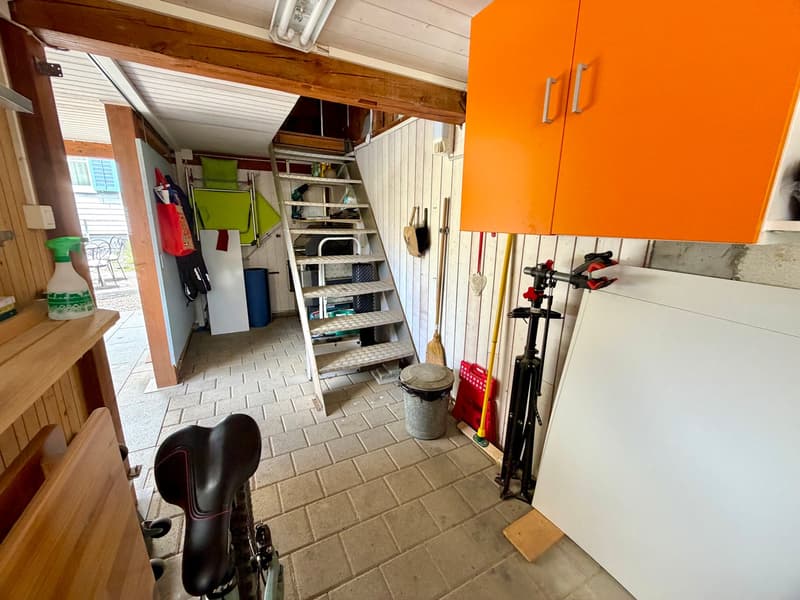 Maison d'angle idyllique et spacieuse de 6,5 pièces avec charme dans un endroit calme (33)
