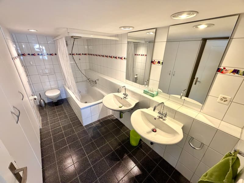 Maison d'angle idyllique et spacieuse de 6,5 pièces avec charme dans un endroit calme (28)