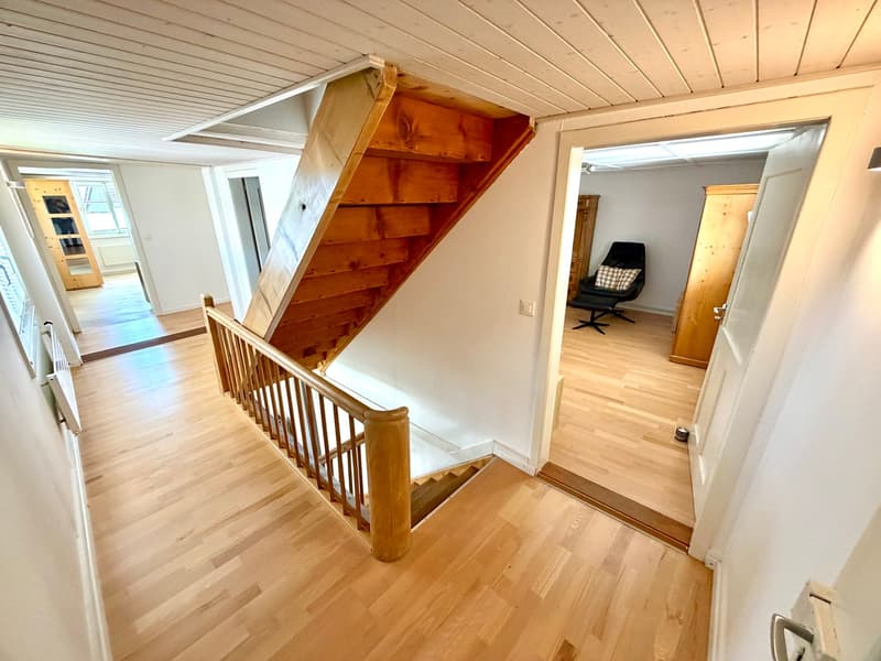 Maison d'angle idyllique et spacieuse de 6,5 pièces avec charme dans un endroit calme (26)