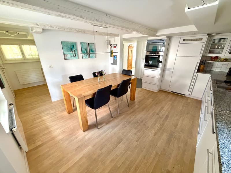 Maison d'angle idyllique et spacieuse de 6,5 pièces avec charme dans un endroit calme (16)