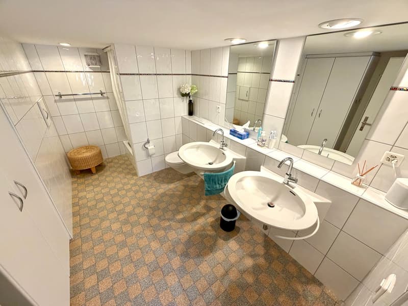 Maison d'angle idyllique et spacieuse de 6,5 pièces avec charme dans un endroit calme (23)