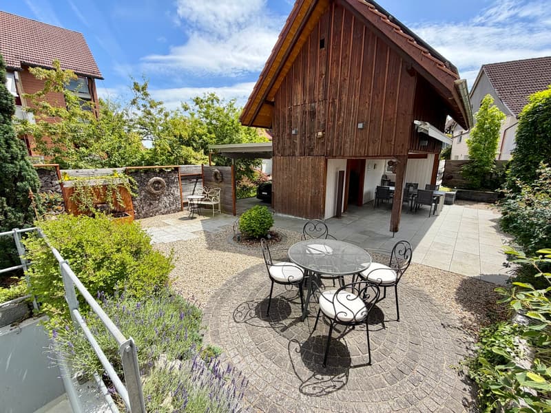 Maison d'angle idyllique et spacieuse de 6,5 pièces avec charme dans un endroit calme (4)