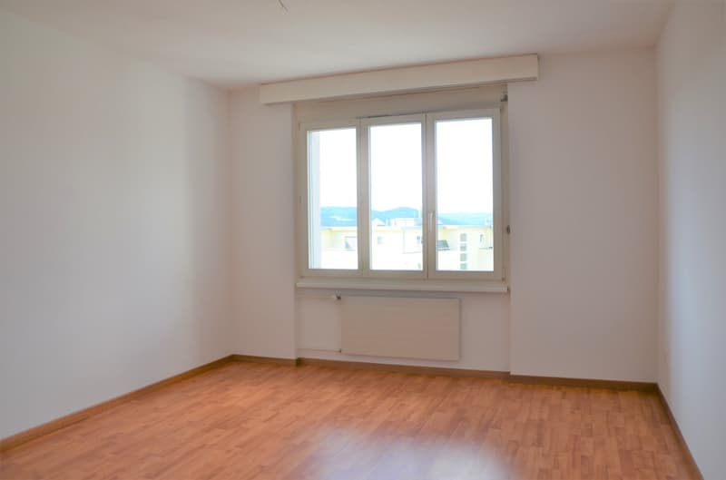 grosszügiges Zimmer mit Laminatboden