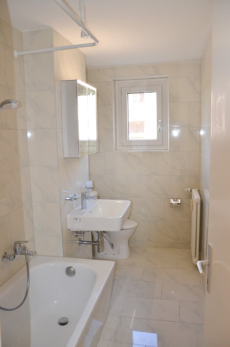 modernes Bad/WC mit Fenster