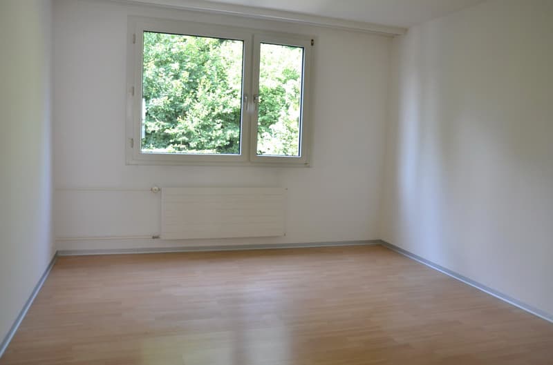 grosszügiges Zimmer mit Laminat (Musterbild)
