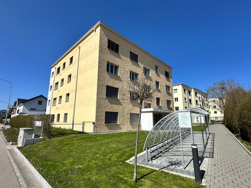 moderne 3.5-Zimmer-Wohnung mit sonnigem Sitzplatz, eigenem Rasenanteil und Waschturm (1)