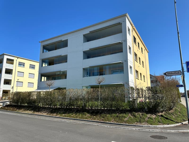 moderne 3.5-Zimmer-Wohnung mit sonnigem Sitzplatz, eigenem Rasenanteil und Waschturm (2)