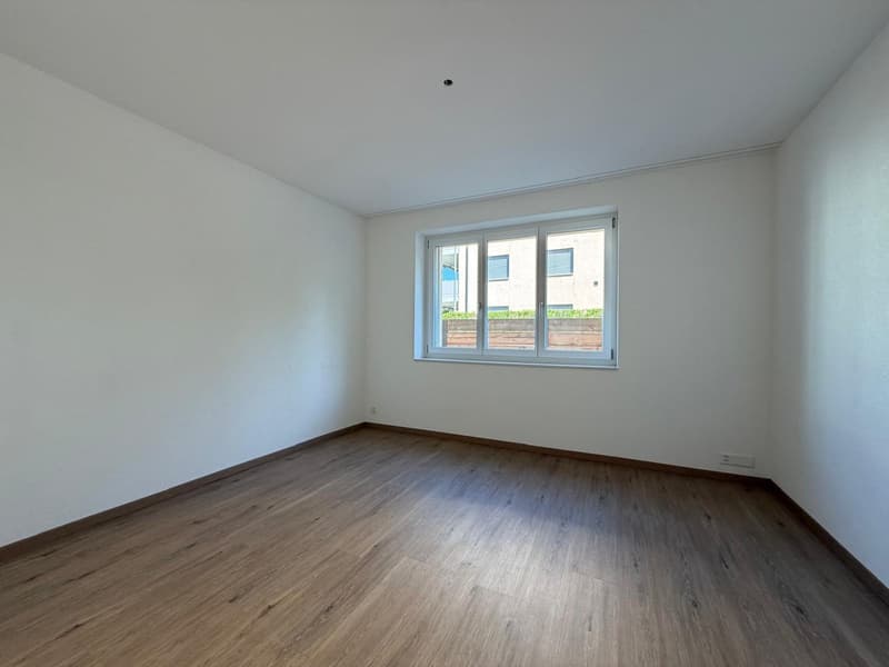 moderne 3.5-Zimmer-Wohnung mit sonnigem Sitzplatz, eigenem Rasenanteil und Waschturm (8)