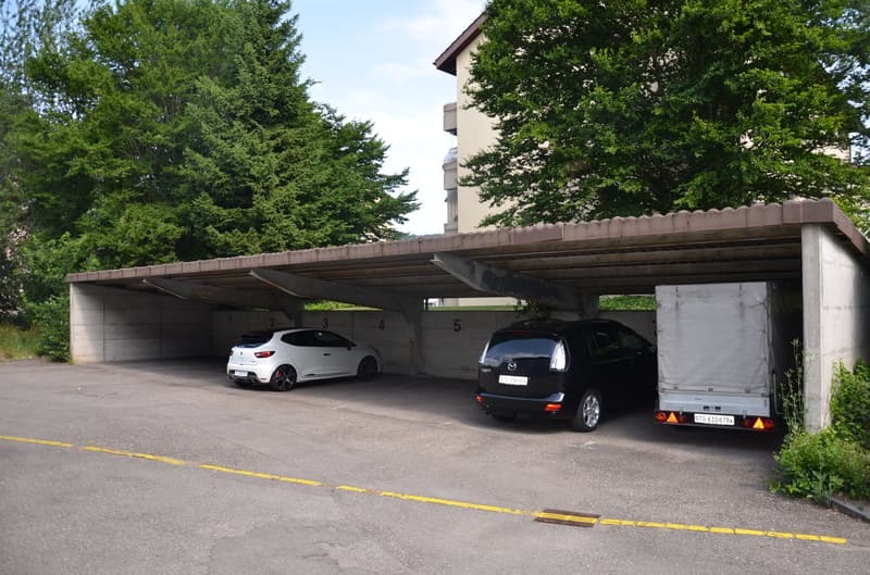 Ansicht gedeckte Parkplätze