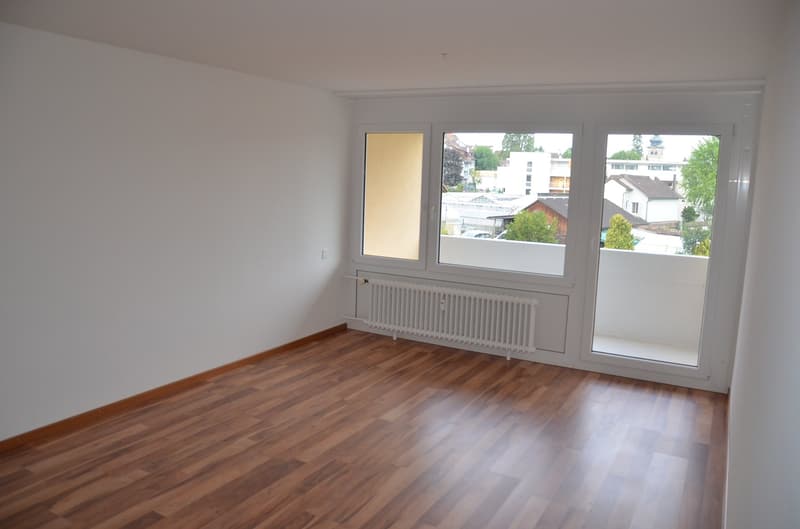 helles Wohnzimmer mit Laminat (Musterbild)
