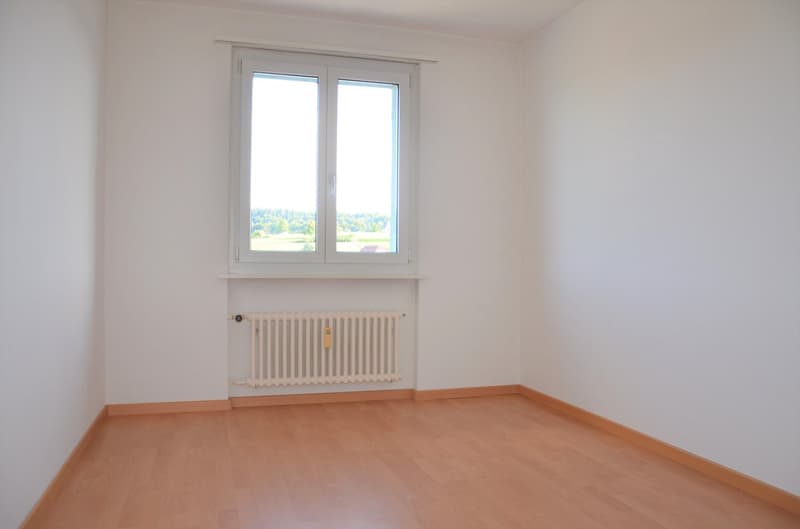helles Zimmer mit Laminatboden (Musterbild)
