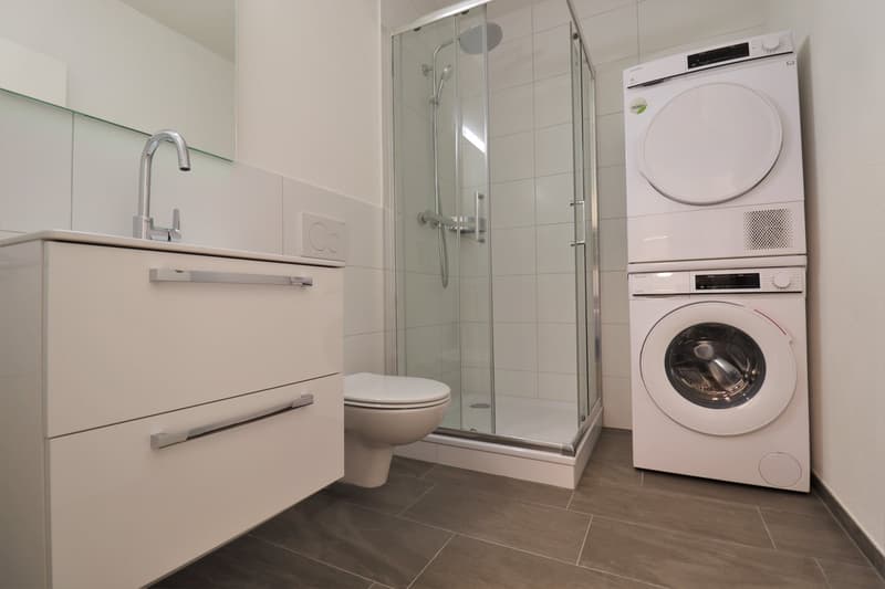 moderne Dusche/WC mit Lavabo-Möbel und Fenster