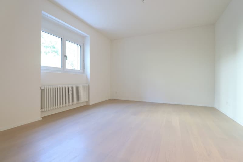 helles Zimmer mit Parkett