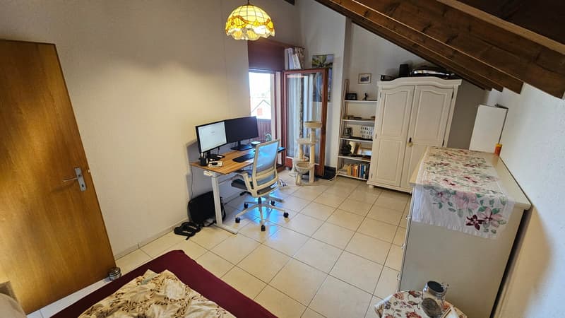 Zimmer im oberen Geschoss mit Ausgang auf den Balkon
