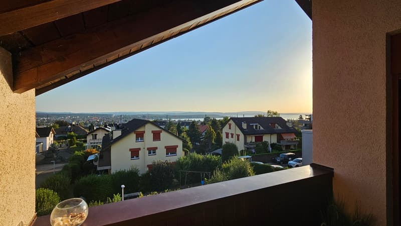 herrliche Aussicht vom gedeckten Balkon im oberen Geschoss