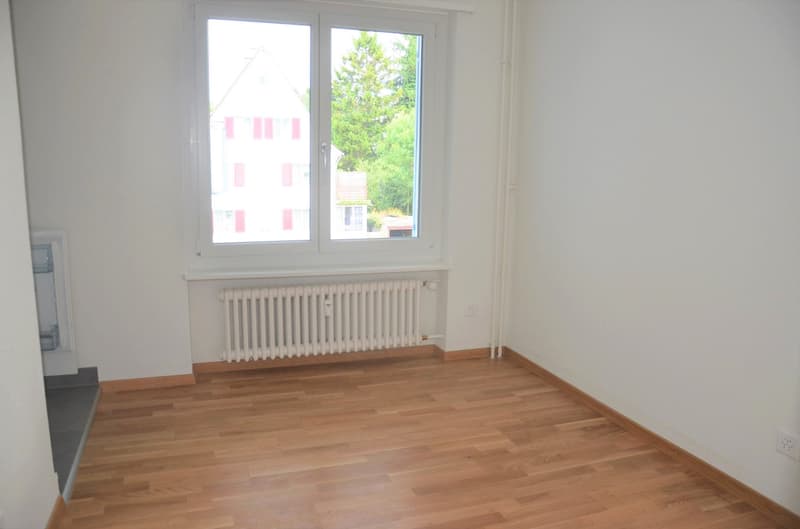 helles grosszügiges Zimmer mit Parkett