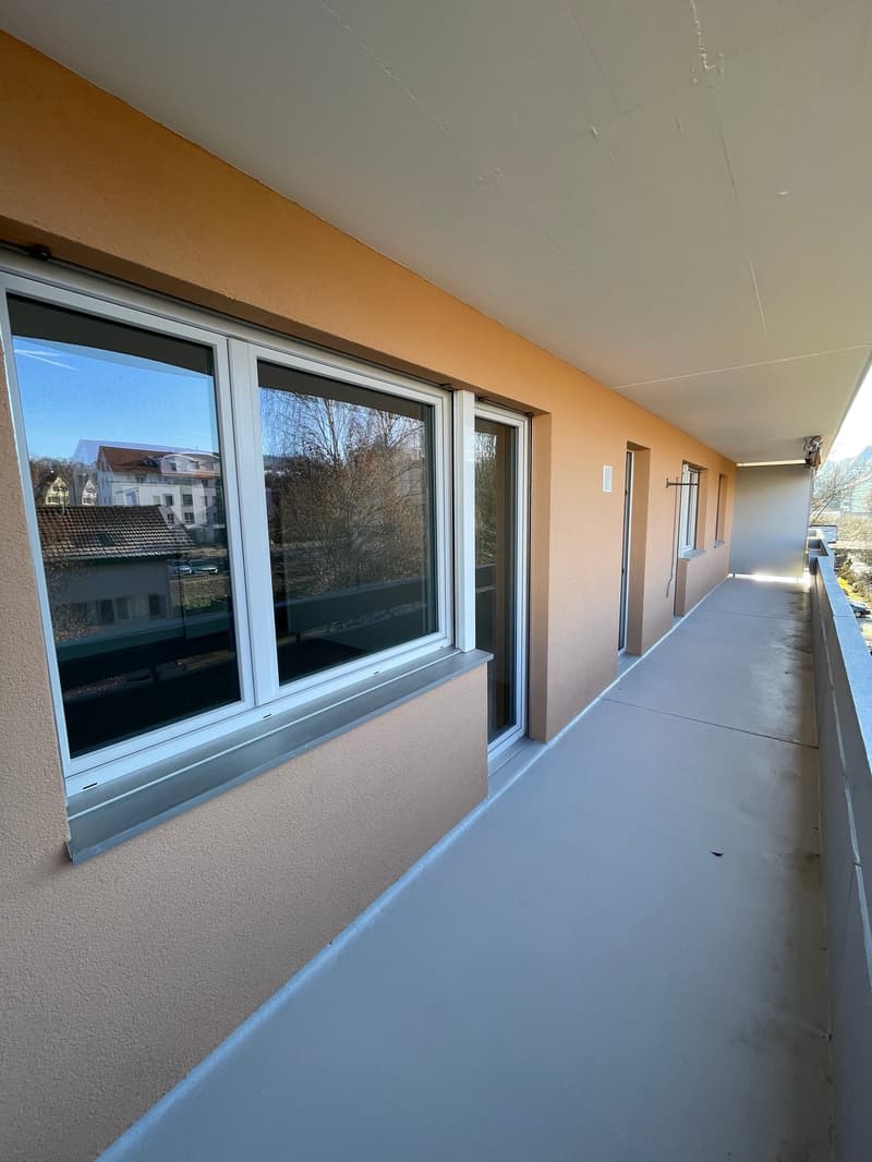 grosser sonniger Balkon