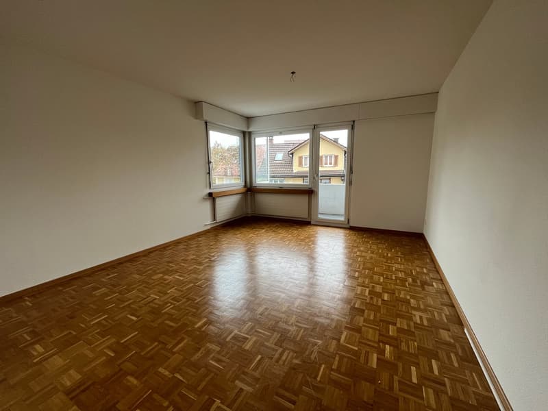 grosszügiges Wohnzimmer mit Parkett (Musterbild)