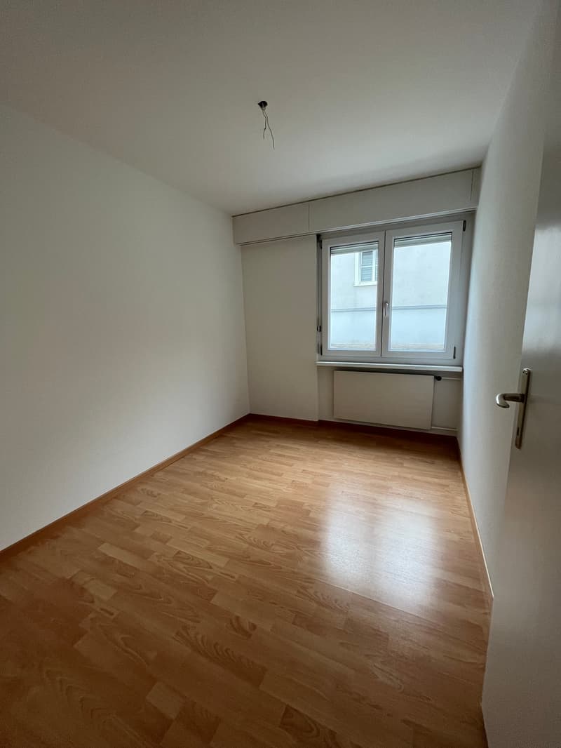 helles Zimmer mit Laminat (Musterbild)