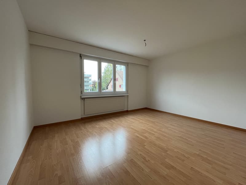 grosszügiges und helles Zimmer mit Laminat (Musterbild)