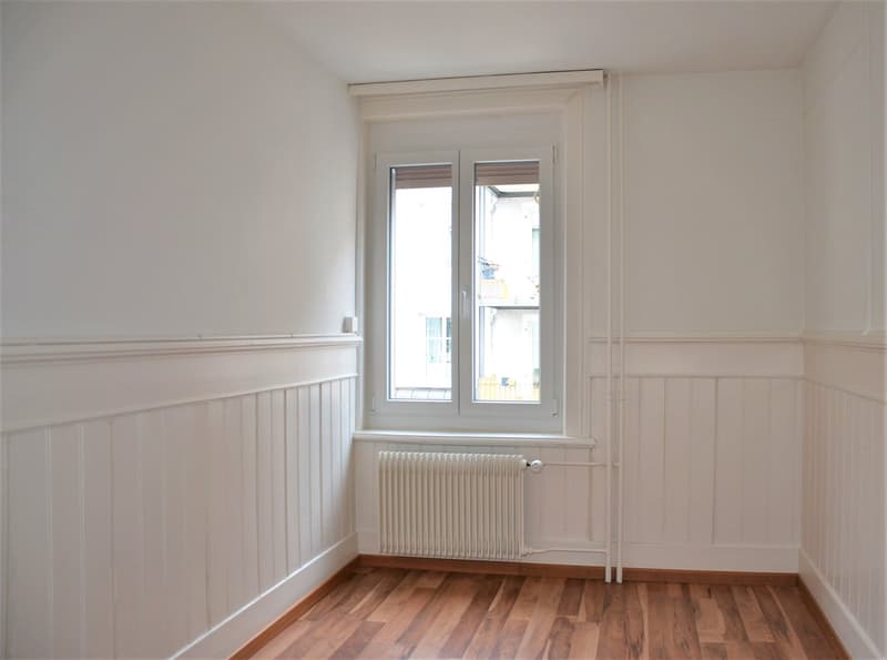 helles Zimmer mit Laminat