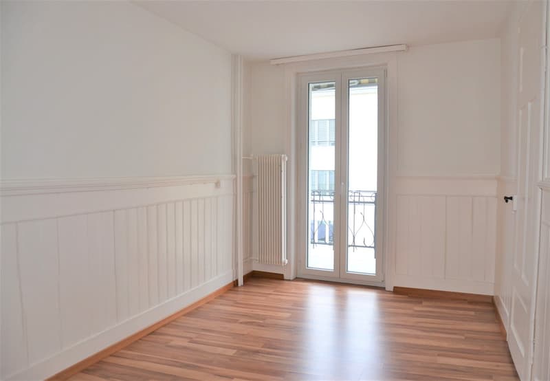 helles Zimmer mit Laminat