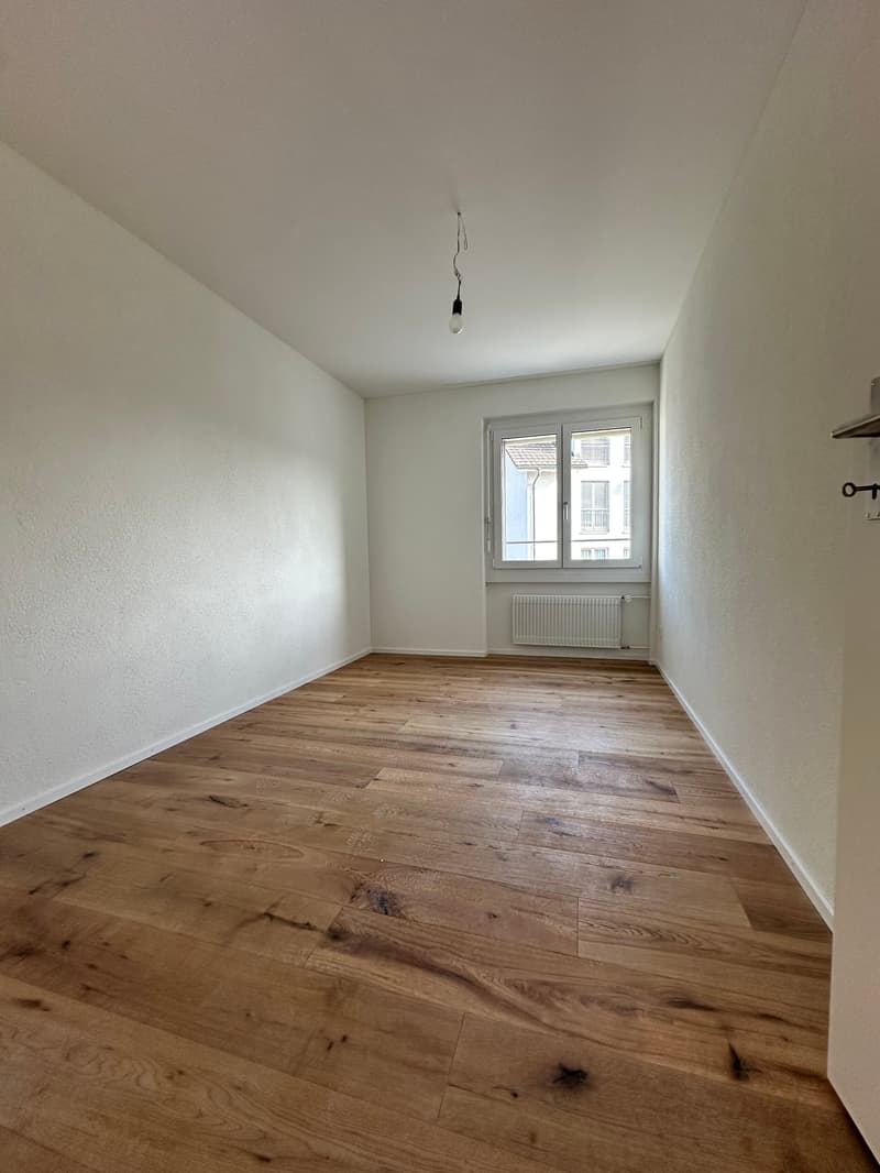 helles Zimmer mit Parkett