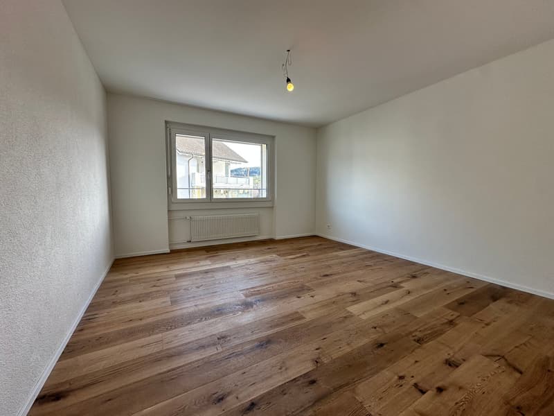 helles Zimmer mit Parkett