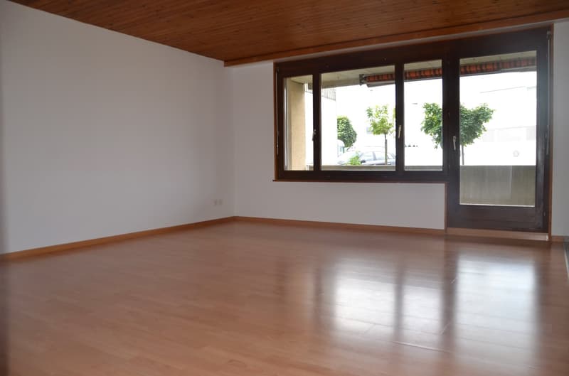 helles grosszügiges Wohnzimmer mit Laminat