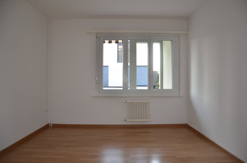 helles Zimmer mit Laminat