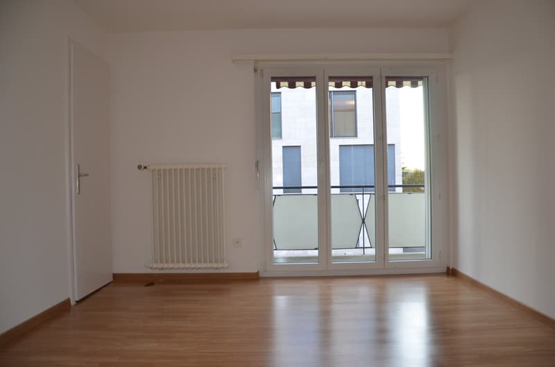 helles Wohnzimmer mit Laminat