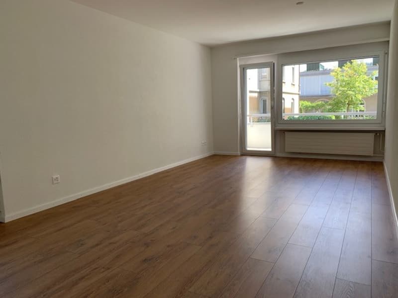 helles grosszügiges Wohnzimmer mit Laminatboden