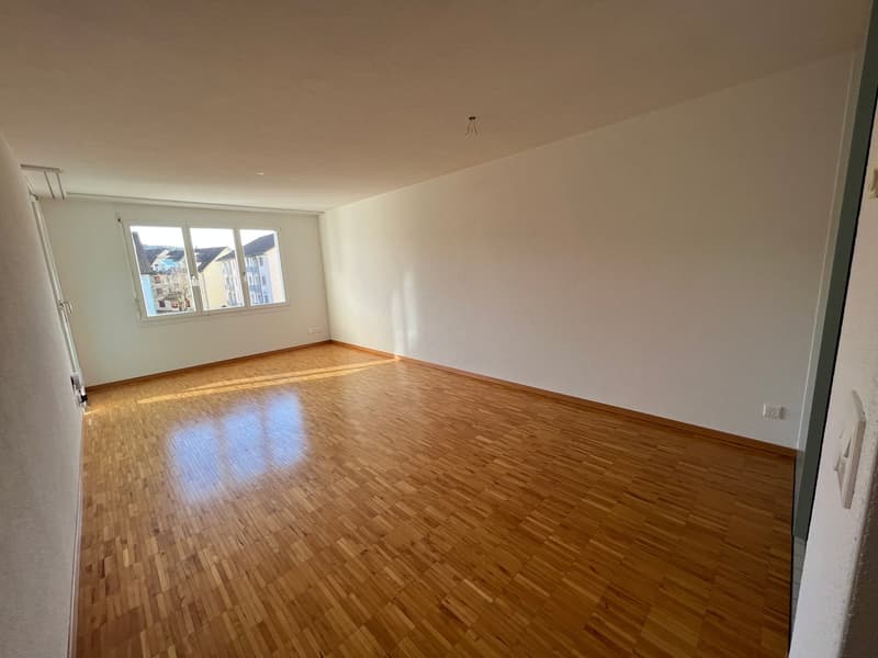 grosszügiges Wohnzimmer (Musterbild)
