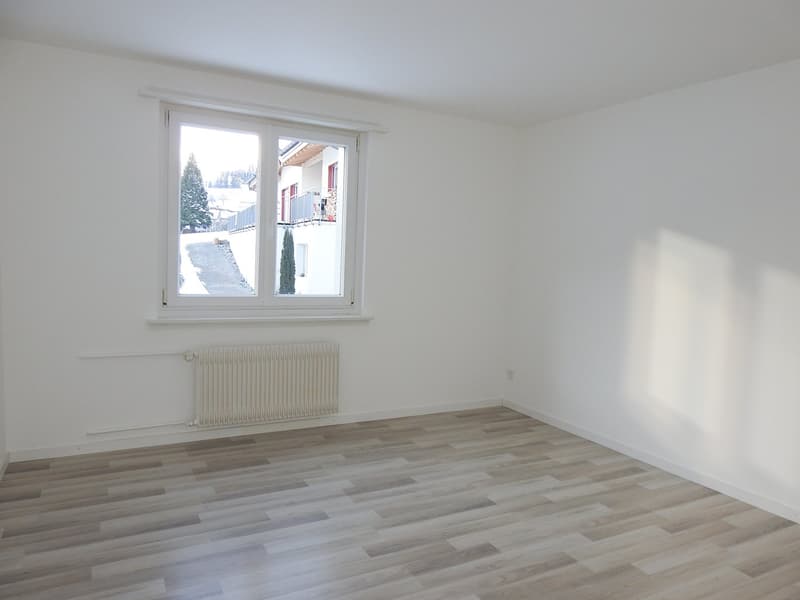 helles Zimmer mit Laminat (Musterbild)