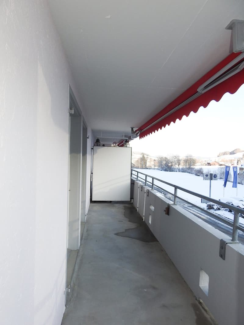langer, sonniger Balkon